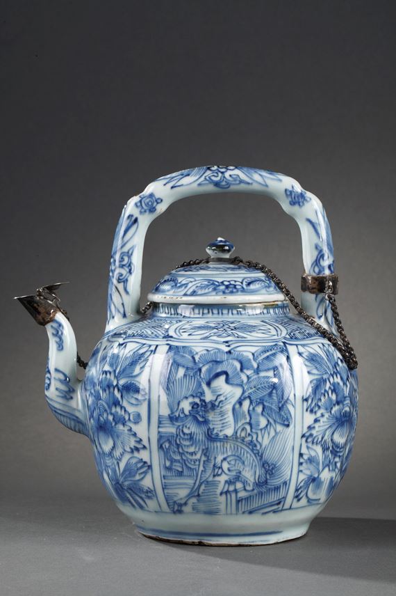 Chinese Blue and White ewer for wine Kraakporselein | MasterArt